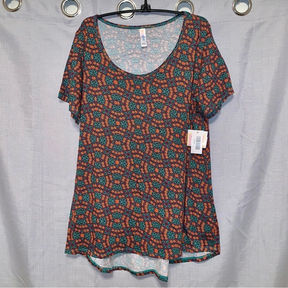 🔲LULAROE Green & Orange Patterned Women's Top "CLASSIC TEE" size Large - Picture 1 of 7